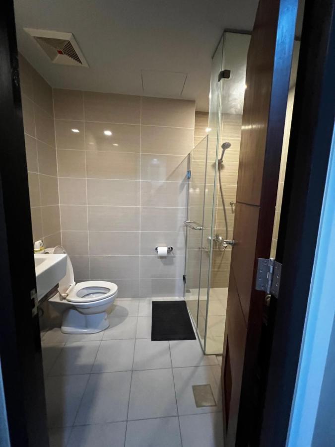 1 Bedroom Uptown Bgc Across Uptown Mall Manila Kültér fotó