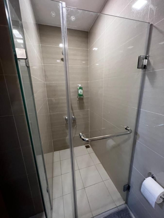 1 Bedroom Uptown Bgc Across Uptown Mall Manila Kültér fotó