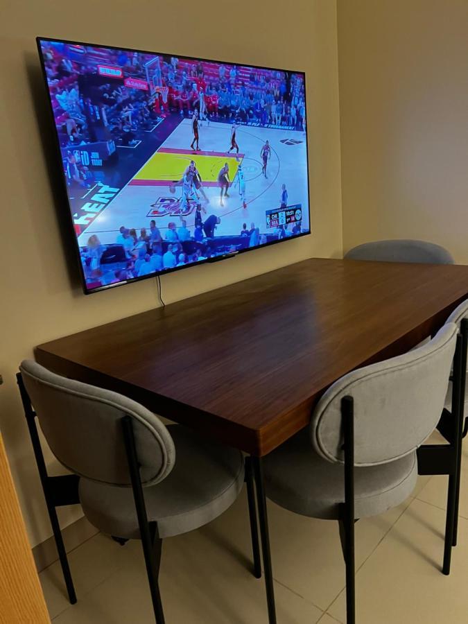 1 Bedroom Uptown Bgc Across Uptown Mall Manila Kültér fotó